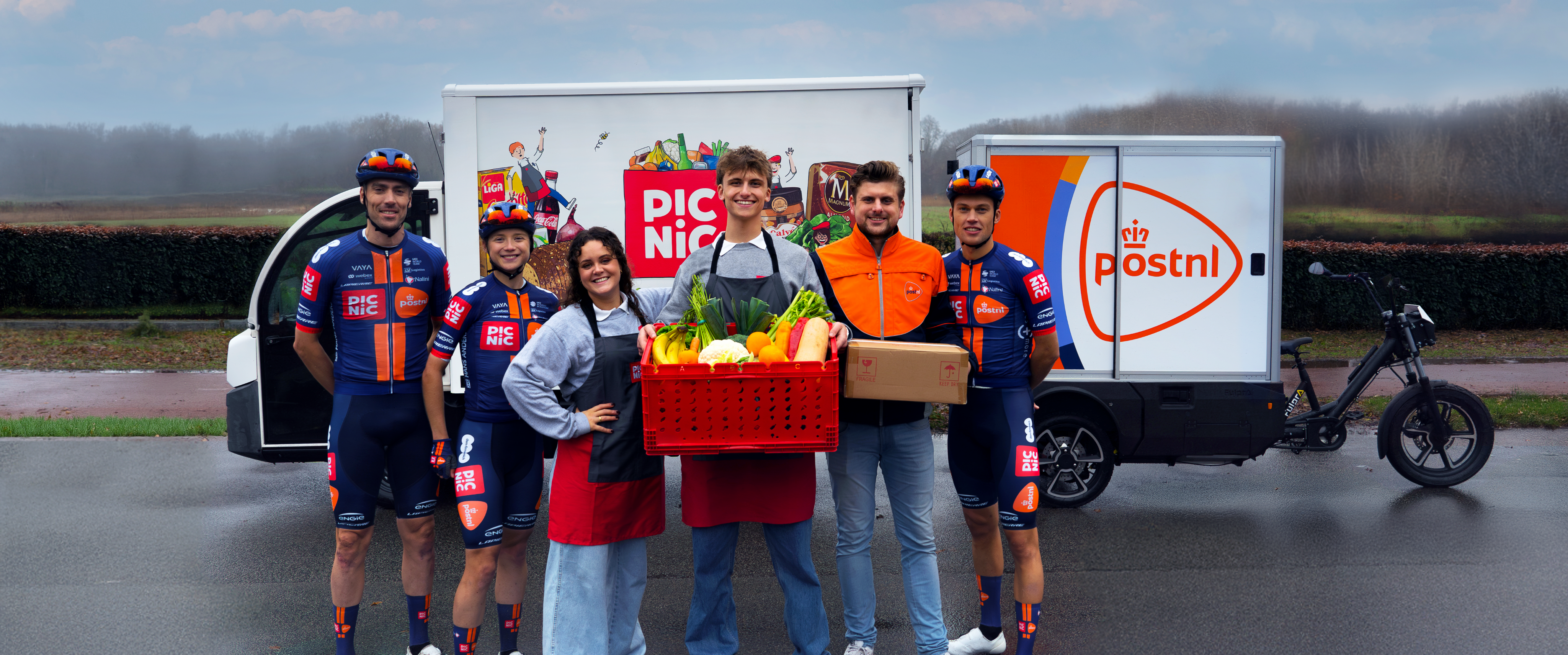 L'équipe de cyclisme Picnic PostNL pose avec des livreurs Picnic